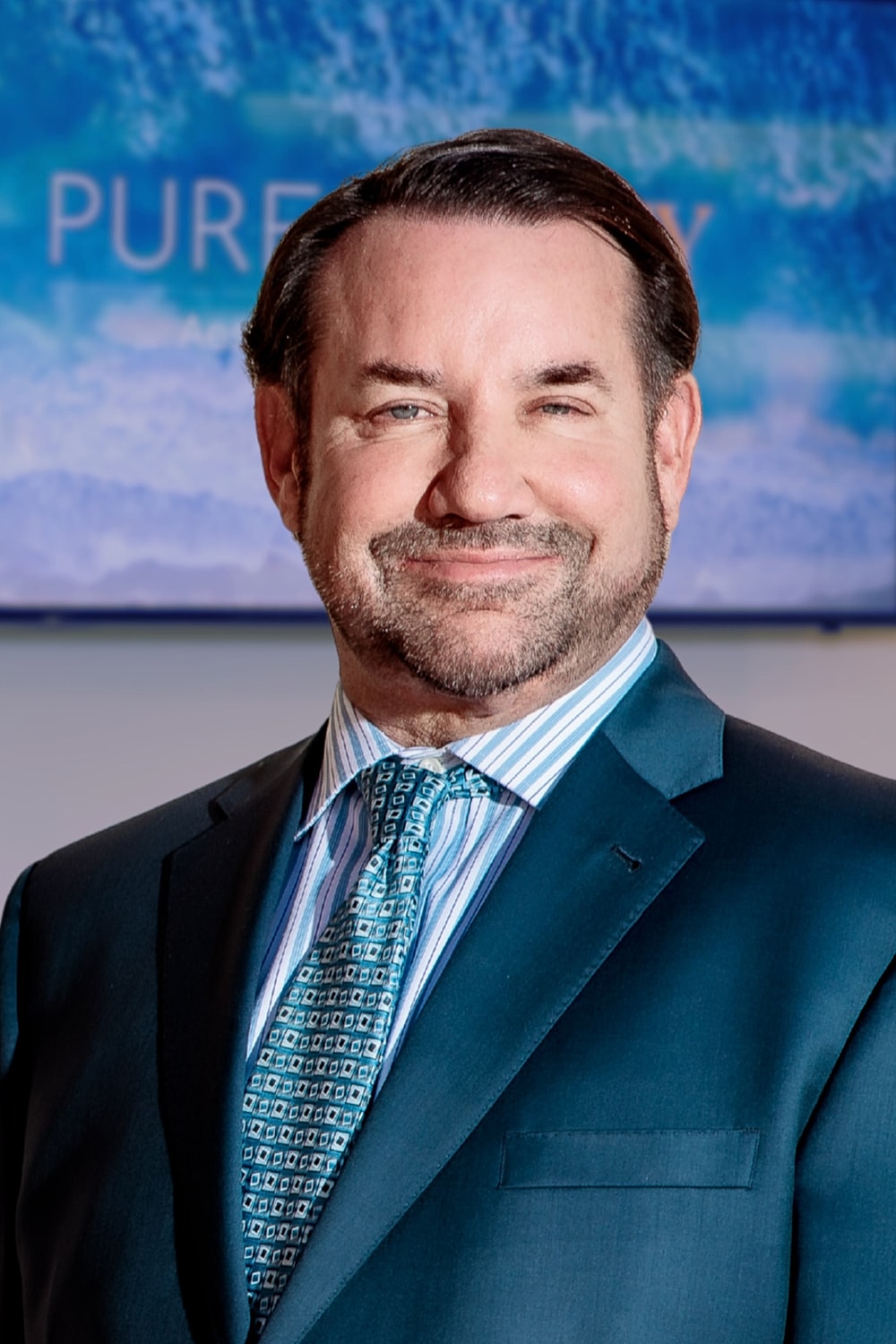 Smiling man in a business suit and tie.